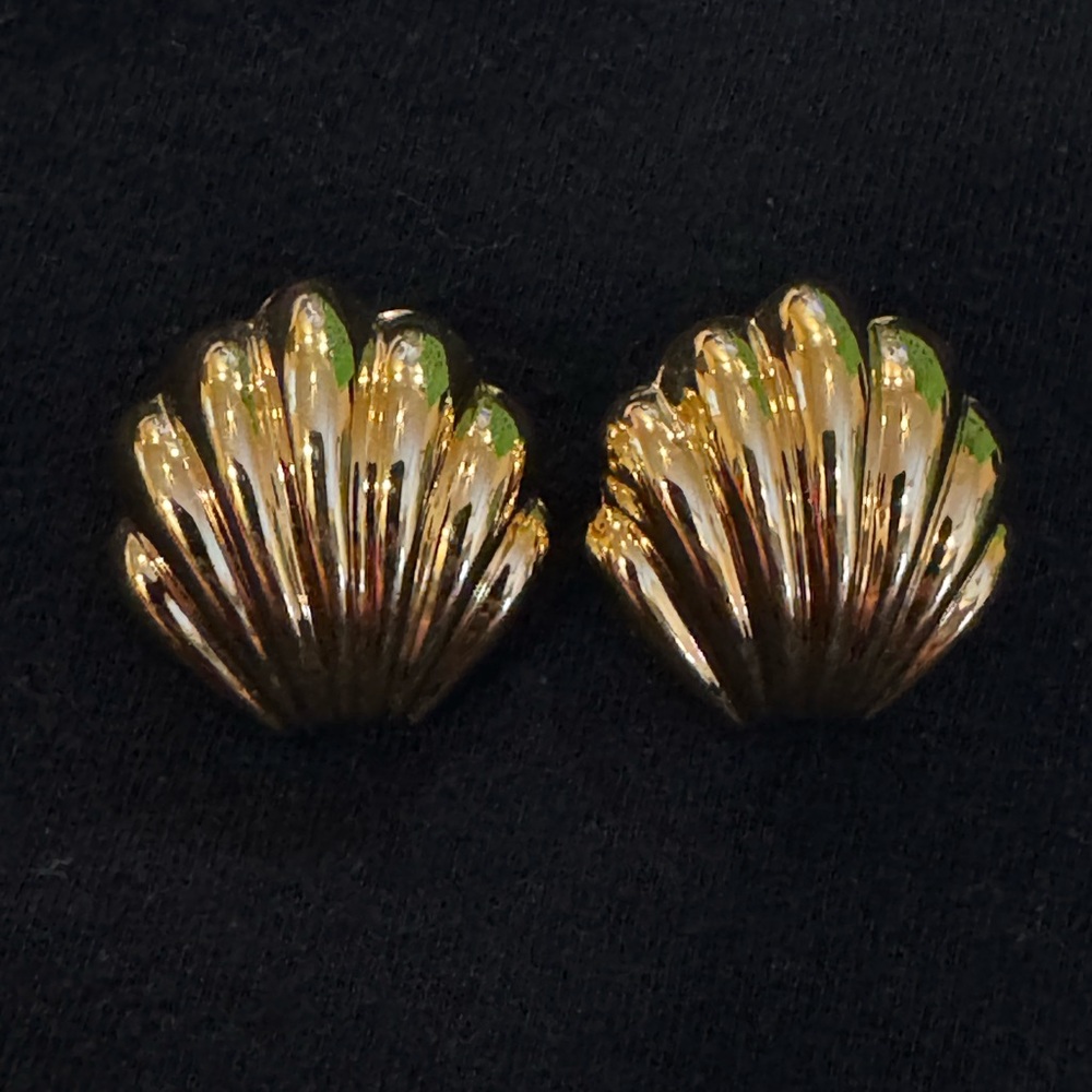Vintage Monet Gold filled stud earrings 🏝️